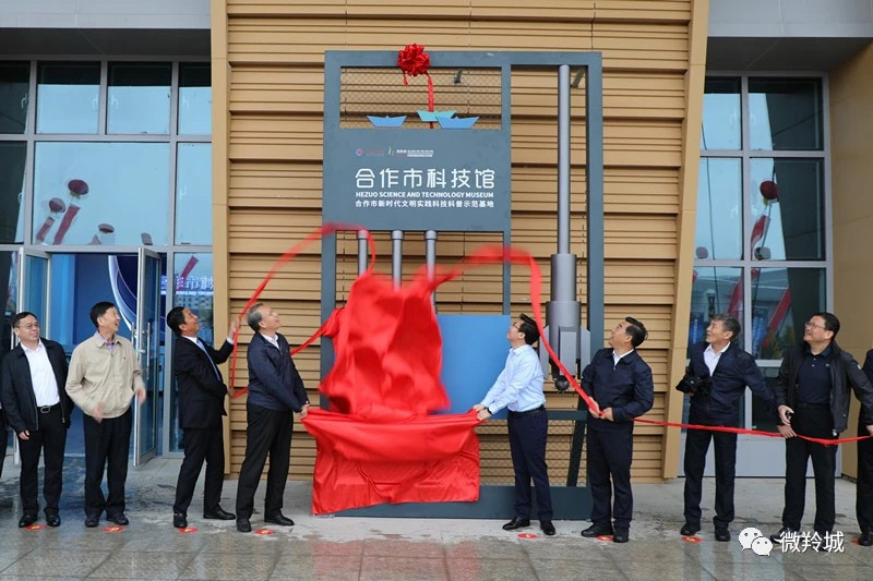 A vibrant scene at the Dongshan Public Fitness Centre, showcasing community engagement and the welcoming environment created by LOPO Terracotta installations.